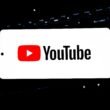 YouTube-Logo, das deutlich auf dem Display eines Smartphones angezeigt wird. Symbolbild für digitale Mediennutzung.