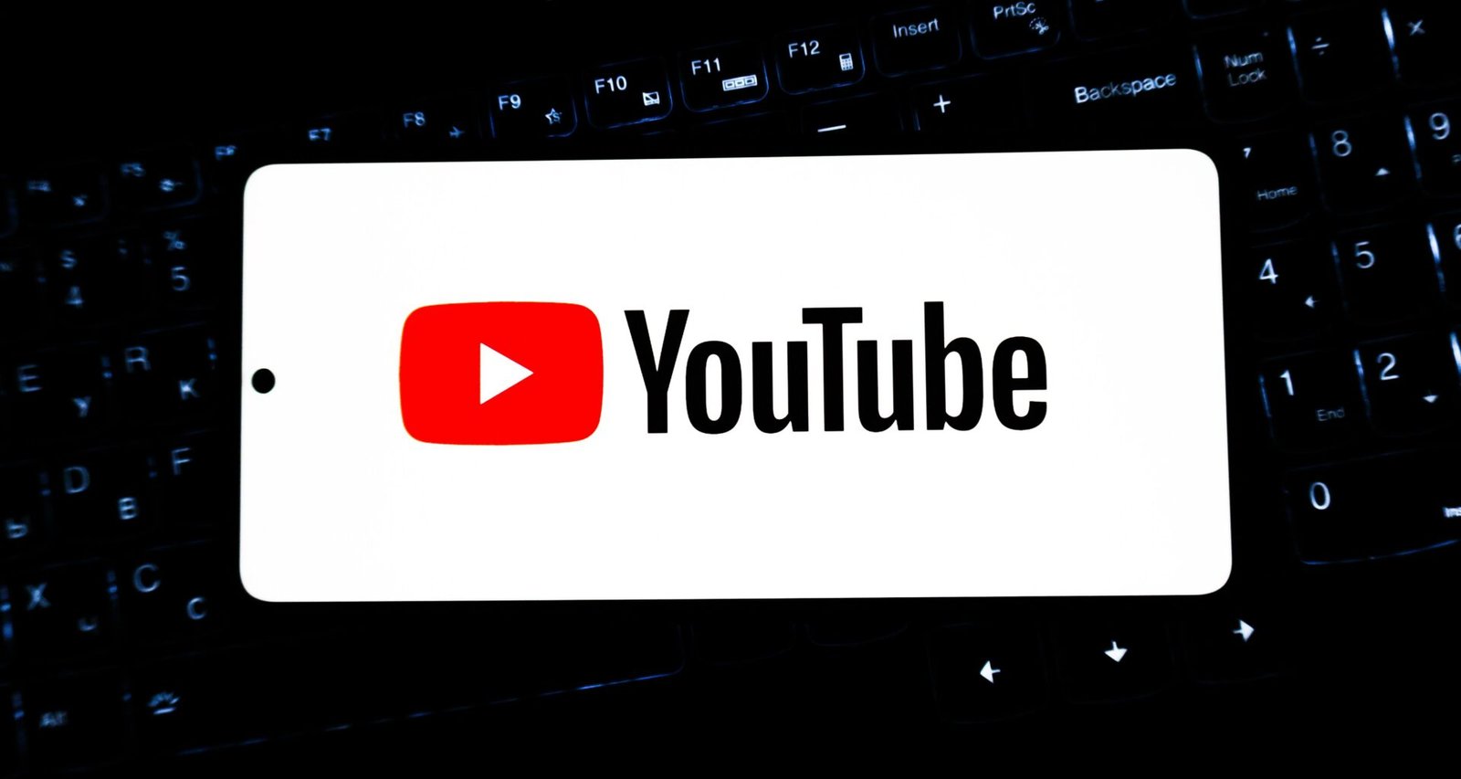 YouTube-Logo, das deutlich auf dem Display eines Smartphones angezeigt wird. Symbolbild für digitale Mediennutzung.