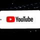 YouTube-Logo, das deutlich auf dem Display eines Smartphones angezeigt wird. Symbolbild für digitale Mediennutzung.