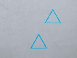 Zwei stilisierte blaue Dreieckslogos auf einfarbigem Hintergrund, visualisiert von Pawel Czerwinski