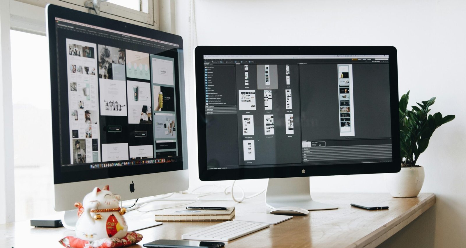 Zwei Computer-Monitore stehen nebeneinander auf einem Holzschreibtisch in einem hellen Arbeitszimmer.