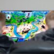 Zwei Jungen sitzen vor einem Fernseher und spielen ein Videospiel mit Controllern in einem modern eingerichteten Wohnzimmer.