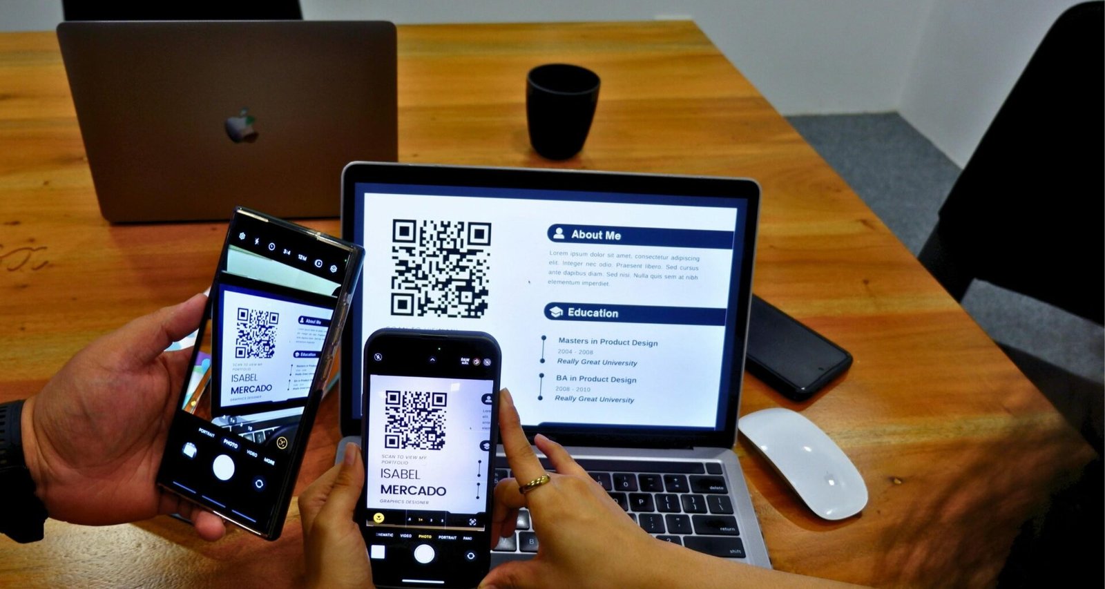 Zwei Personen sitzen sich an einem Tisch gegenüber und nutzen ihre Smartphones für digitale Interaktion