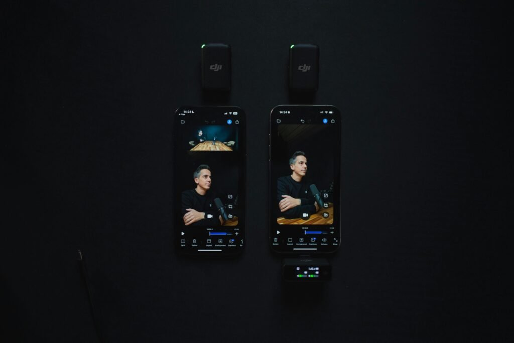 Zwei Smartphones nehmen Video auf, daneben stehen Mikrofone auf einem Tisch – Fokus auf mobile Videoproduktion.