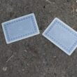 Zwei Spielkarten liegen nebeneinander auf einer rauen Oberfläche und verdeutlichen Glücksspiel und Strategie.