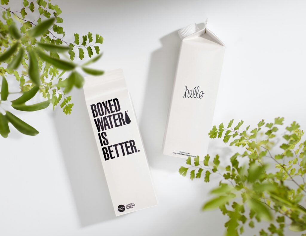 Zwei Boxed Water Kartons nebeneinander auf weißer Unterlage als Beispiel für nachhaltige Wasserverpackungen