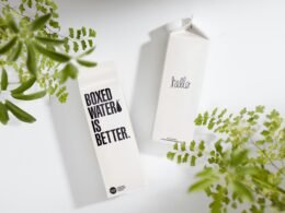 Zwei Boxed Water Kartons nebeneinander auf weißer Unterlage als Beispiel für nachhaltige Wasserverpackungen
