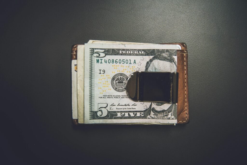 Fokus auf einen einzelnen 5-Dollar-Geldschein, Querformat, klar erkennbare Details der Banknote