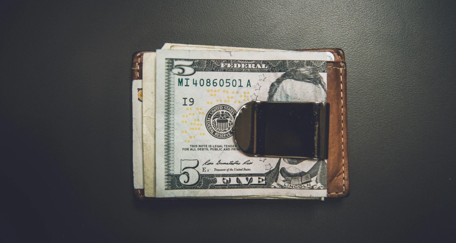Fokus auf einen einzelnen 5-Dollar-Geldschein, Querformat, klar erkennbare Details der Banknote