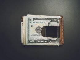 Fokus auf einen einzelnen 5-Dollar-Geldschein, Querformat, klar erkennbare Details der Banknote