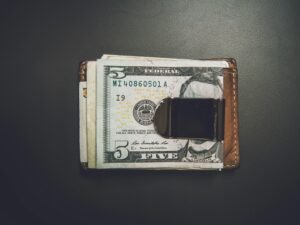 Fokus auf einen einzelnen 5-Dollar-Geldschein, Querformat, klar erkennbare Details der Banknote