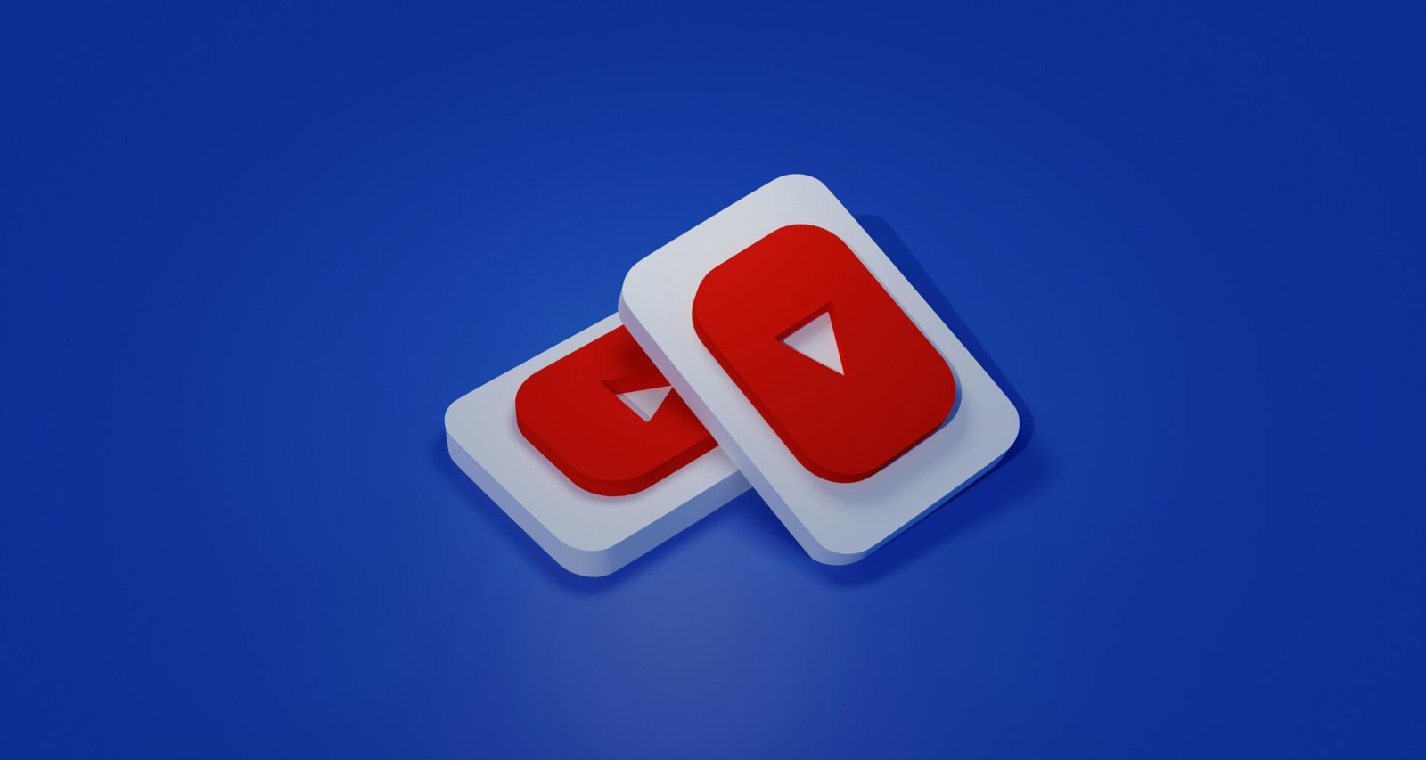 Zwei Play-Buttons in Weiß und Rot liegen nebeneinander auf einem blauen Hintergrund, passend zum Thema digitales Marketing.