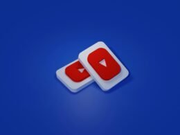 Zwei Play-Buttons in Weiß und Rot auf einem blauen Hintergrund, ideal als Symbol für Medien, Streaming oder Videoinhalte.