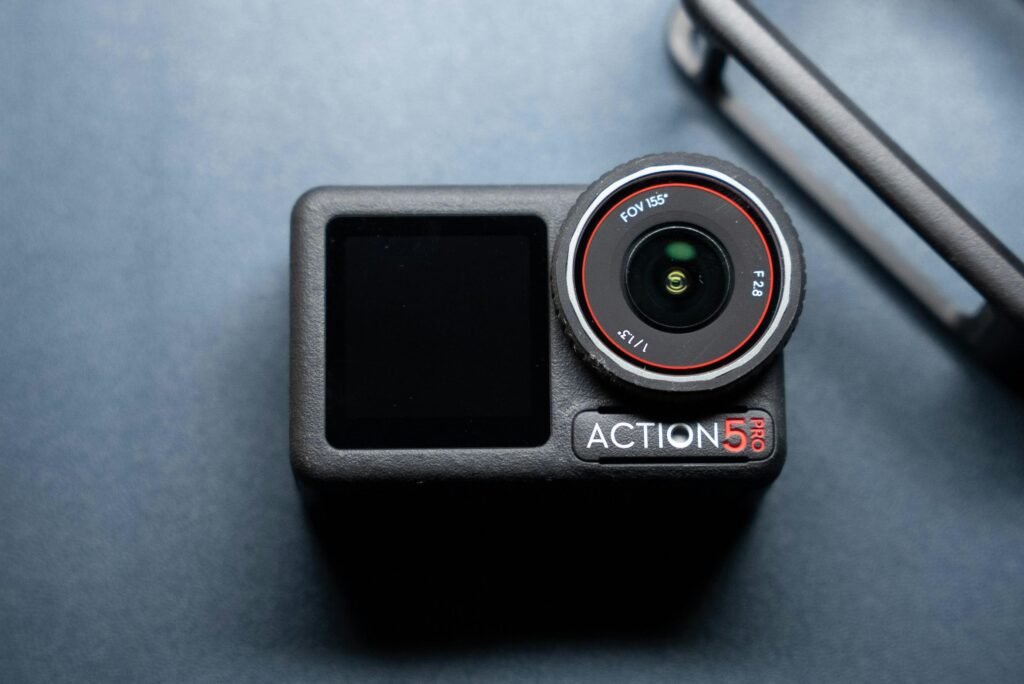 Action-Kamera mit Linse und Bildschirm auf einer dunklen Oberfläche für Technik- und Marketingthemen