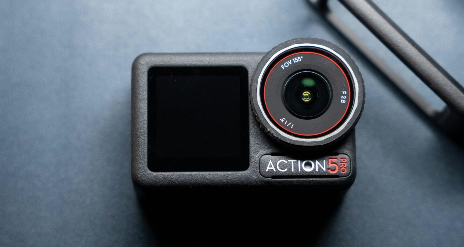 Action-Kamera mit Linse und Bildschirm auf einer dunklen Oberfläche für Technik- und Marketingthemen