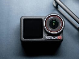 Action-Kamera mit Linse und Bildschirm auf einer dunklen Oberfläche für Technik- und Marketingthemen