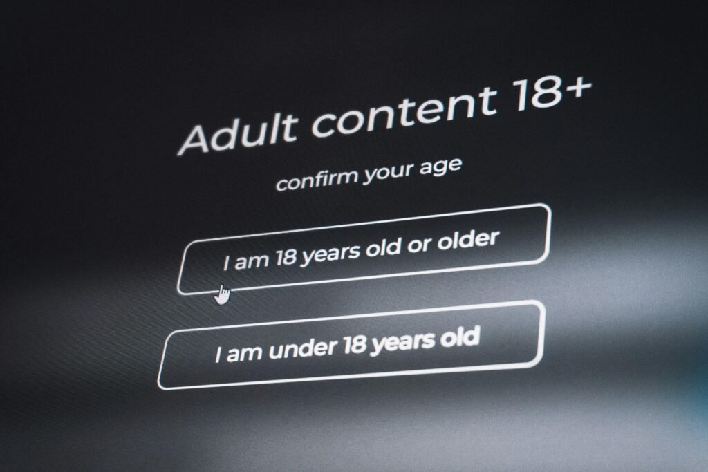 Hinweisfenster zur Altersüberprüfung mit der Aufforderung, das Mindestalter von 18 Jahren für Erwachsenen-Inhalte zu bestätigen