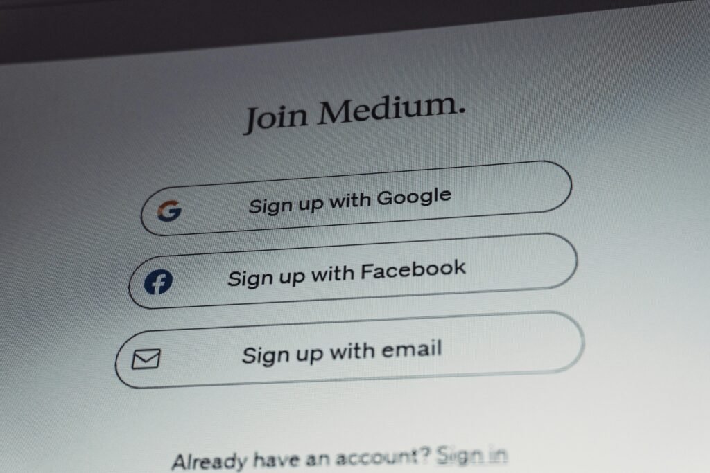 Die Anmeldeseite von Medium mit Auswahlmöglichkeiten für Google, Facebook oder E-Mail als Registrierungsoptionen.