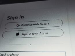 Login-Bildschirm mit Auswahl zwischen Google- und Apple-Konto als Anmeldeoptionen, fotografiert von Zulfugar Karimov
