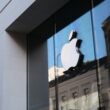 Reflexion des Apple Logos in den Fenstern eines modernen Bürogebäudes bei Tageslicht, aufgenommen von appshunter.io
