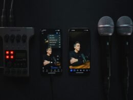 Audio Recorder, Smartphones und Mikrofone liegen nebeneinander auf einer dunklen Oberfläche als Arrangement für Tonaufnahmen.