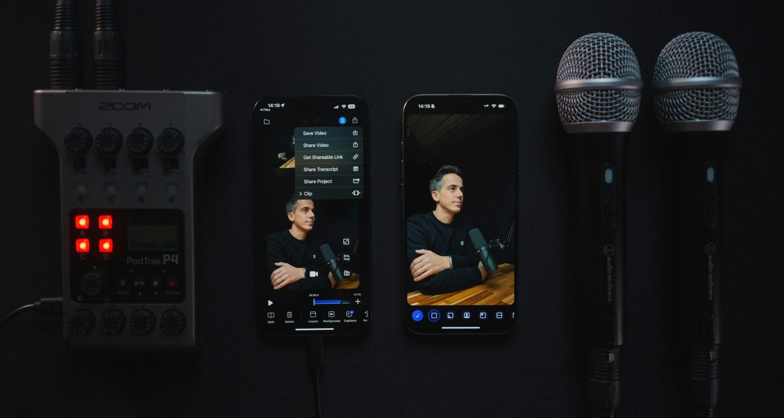 Audio Recorder, Mobiltelefone und Mikrofone arrangiert auf einem dunklen Tisch. Fokus auf moderne Audiotechnik.