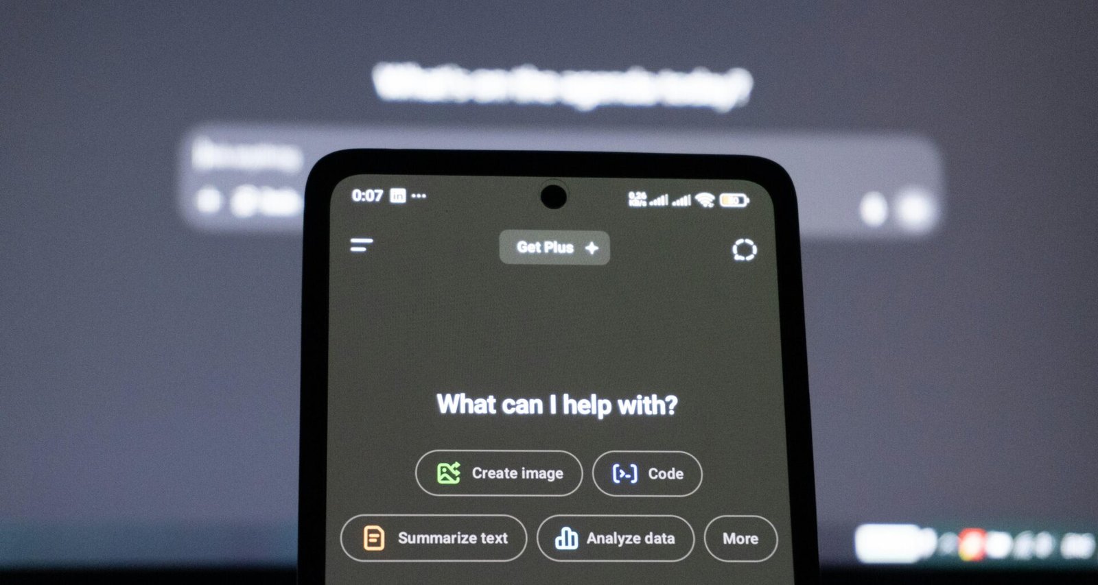 Smartphone-Bildschirm zeigt verschiedene Optionen von KI-Assistenten auf dunklem Hintergrund.