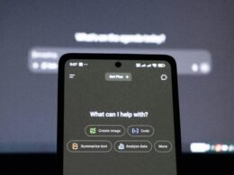 Smartphone-Bildschirm zeigt verschiedene Optionen von KI-Assistenten auf dunklem Hintergrund.