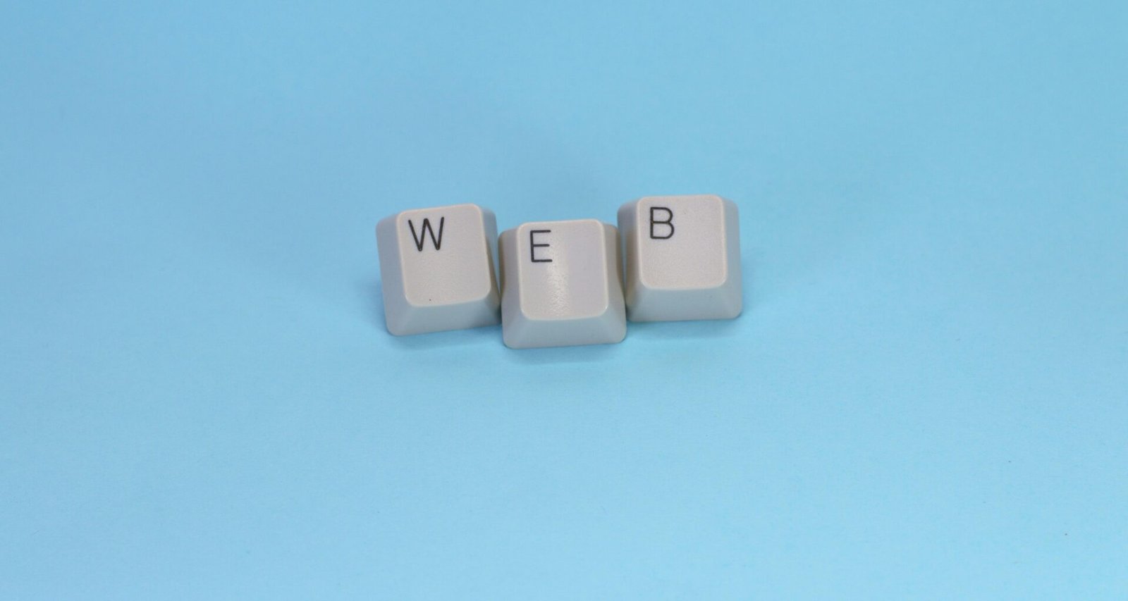 Tastaturtasten, die das Wort „web“ bilden – Symbolbild für Internet, Webtechnologien und Online-Marketing.