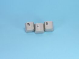 Tastaturtasten, die das Wort „web“ bilden – Symbolbild für Internet, Webtechnologien und Online-Marketing.