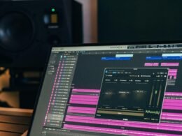 Computerbildschirm zeigt professionelle Aufnahmesoftware mit mehreren Funktionen zur Bearbeitung von Audio und Video