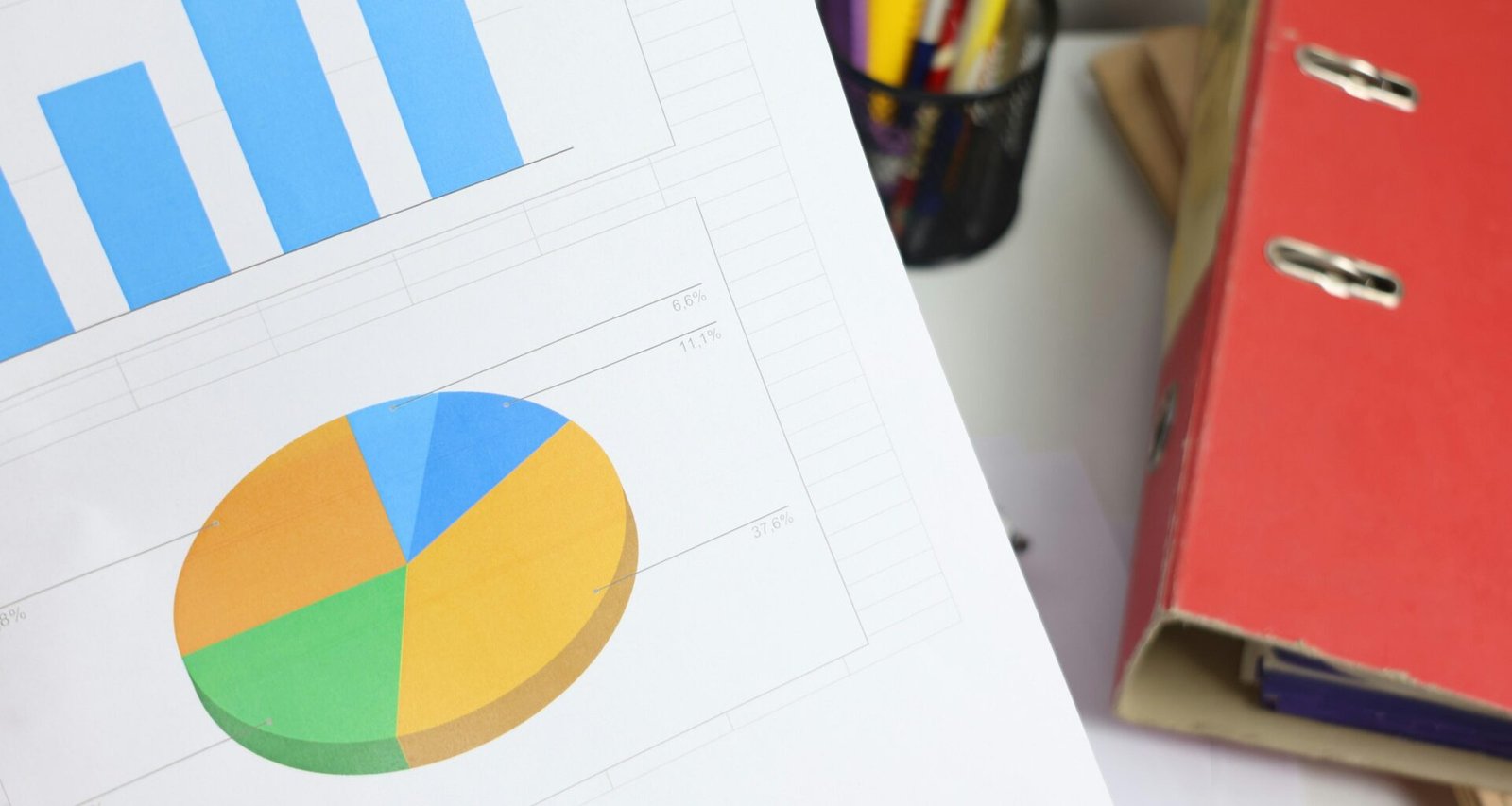 Balken- und Kreisdiagramme sind auf einem Dokument abgebildet und visualisieren analysierte Daten.