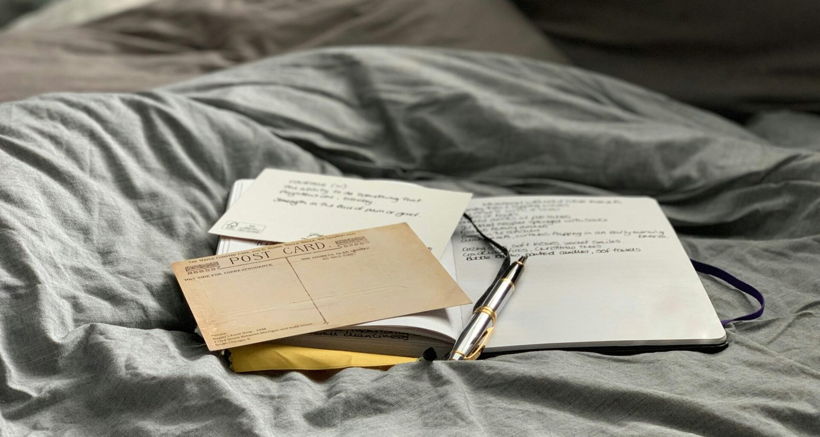 Braunes und weißes Buch liegt auf grauem Stoff, minimalistisches Stillleben als Inspiration für Lese- und Arbeitsbereiche