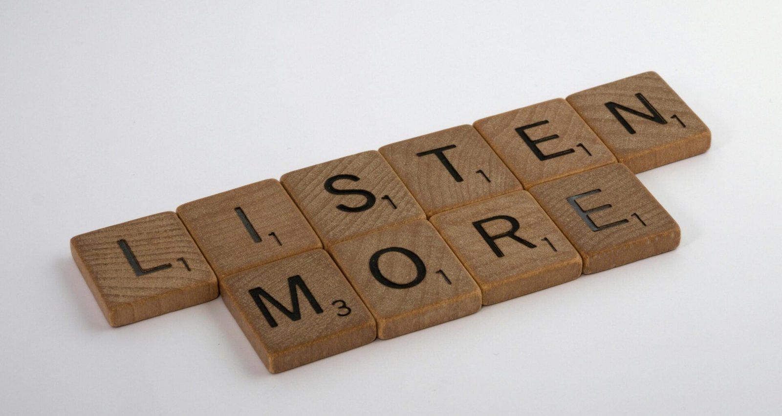 Brauner Holzbrief mit der Aufschrift 'I love you', arrangiert auf einer hellen Oberfläche, Nahaufnahme