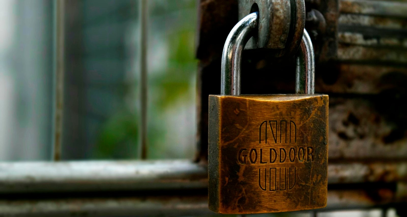 Großaufnahme eines braunen Vorhängeschlosses, genutzt als Metapher für Datensicherheit und Datenschutz in digitalen Anwendungen