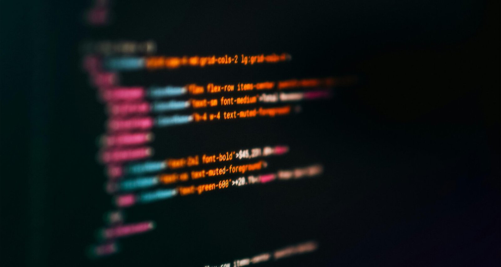 Computerbildschirm mit sichtbaren Codezeilen, die typische Aufgaben in der Softwareentwicklung zeigen