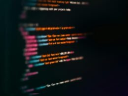 Computerbildschirm mit sichtbaren Codezeilen, die typische Aufgaben in der Softwareentwicklung zeigen