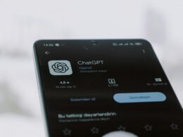 Smartphone mit geöffneter ChatGPT-App auf dem Display, Fokus auf moderner KI-Technologie im mobilen Einsatz