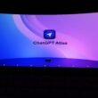 Das ChatGPT Atlas Logo auf einer großen digitalen Leinwand vor dunklem Hintergrund, Symbol für moderne KI-Technologie.