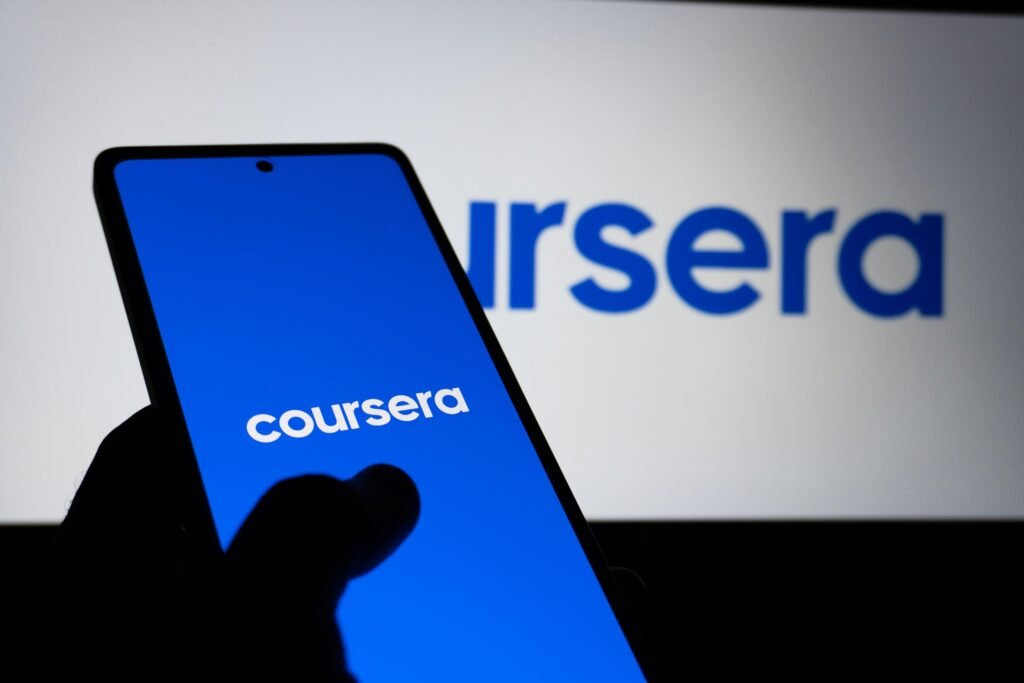 Das Coursera Logo wird auf dem Bildschirm eines Smartphones dargestellt und symbolisiert mobile Online-Lernmöglichkeiten.