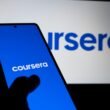 Das Coursera Logo wird auf dem Bildschirm eines Smartphones dargestellt und symbolisiert mobile Online-Lernmöglichkeiten.