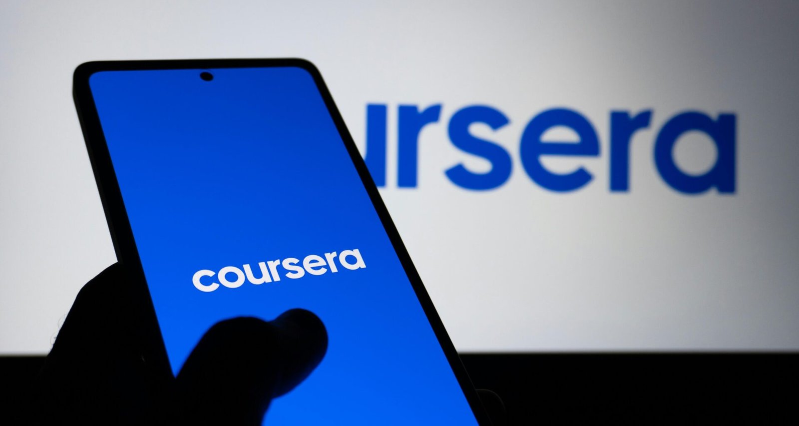 Das Coursera Logo wird auf dem Bildschirm eines Smartphones dargestellt und symbolisiert mobile Online-Lernmöglichkeiten.