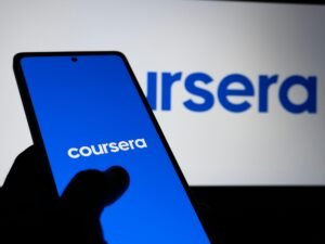 Das Coursera Logo wird auf dem Bildschirm eines Smartphones dargestellt und symbolisiert mobile Online-Lernmöglichkeiten.