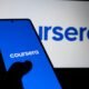 Das Coursera Logo wird auf dem Bildschirm eines Smartphones dargestellt und symbolisiert mobile Online-Lernmöglichkeiten.