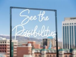 Fotografie eines Motivationsschildes mit dem Text 'See the possibilities', aufgenommen von Deliberate Directions