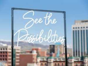 Fotografie eines Motivationsschildes mit dem Text 'See the possibilities', aufgenommen von Deliberate Directions