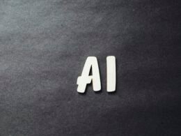 Weiße Buchstaben AI auf einer schwarzen Oberfläche, als Symbol für Künstliche Intelligenz im Technologiemagazin