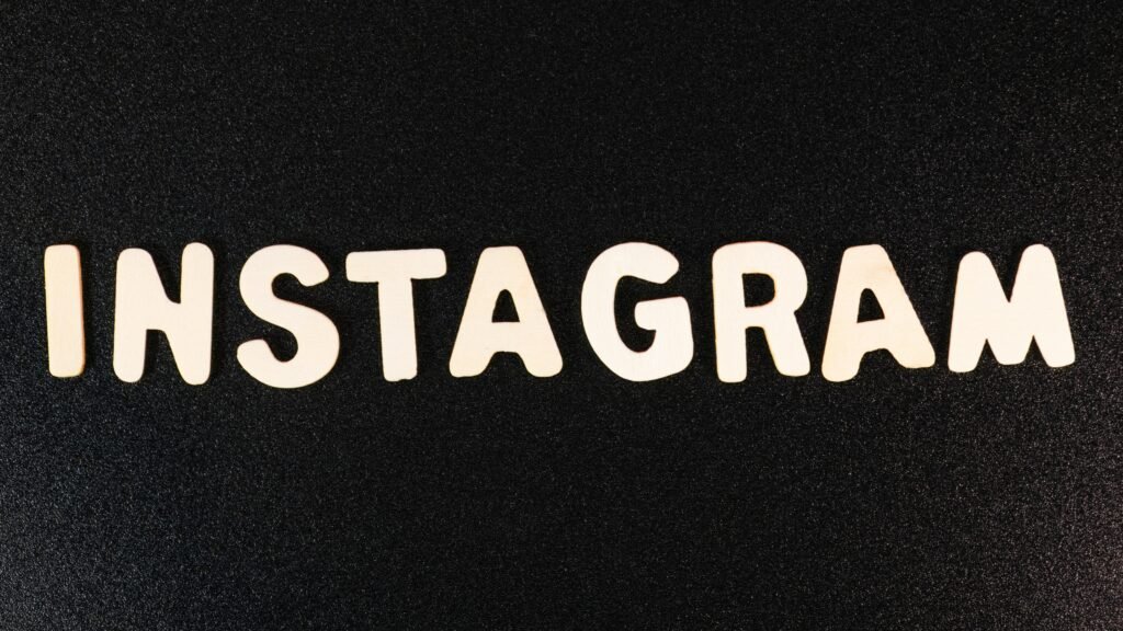 Der Instagram-Schriftzug in klaren weißen Lettern auf schwarzem Hintergrund, minimalistisches Design, geeignet für Artikel zu Social Media.