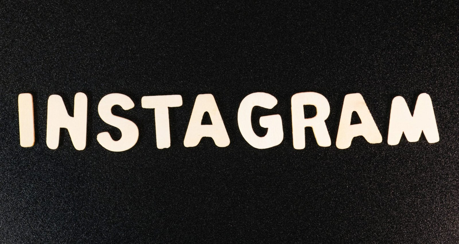Der Instagram-Schriftzug in klaren weißen Lettern auf schwarzem Hintergrund, minimalistisches Design, geeignet für Artikel zu Social Media.