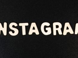 Der Instagram-Schriftzug in klaren weißen Lettern auf schwarzem Hintergrund, minimalistisches Design, geeignet für Artikel zu Social Media.